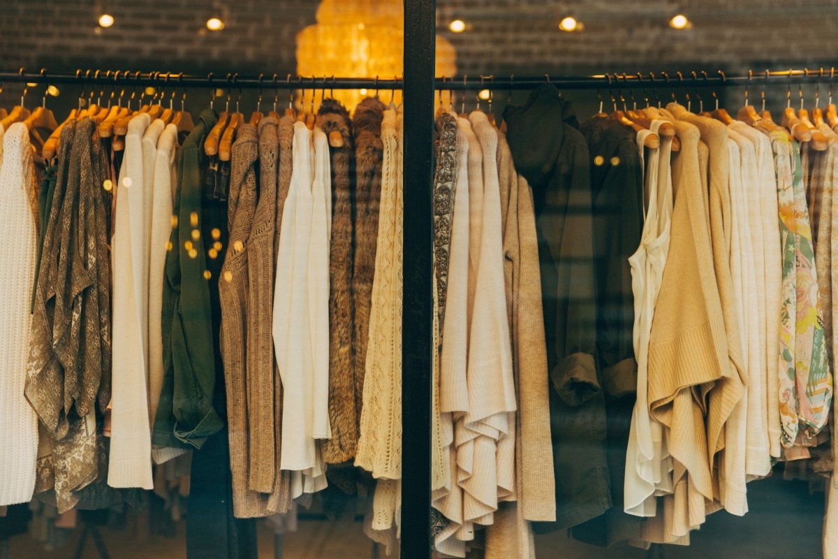 What is a Capsule Wardrobe? Easy DIY Instructions - Laflore Paris